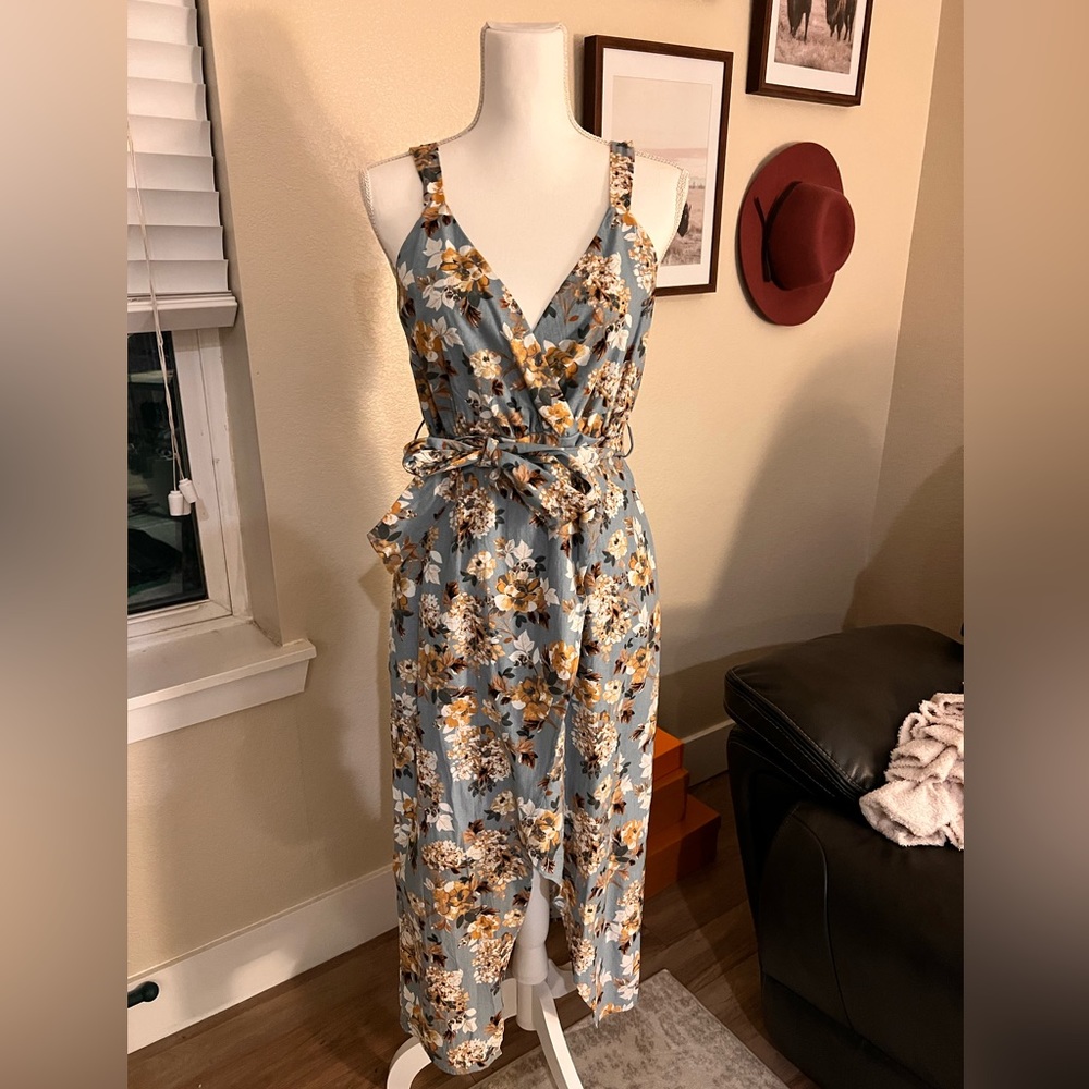 Boutique dress. Size medium. New with tags. Excellent condition linen fabric.